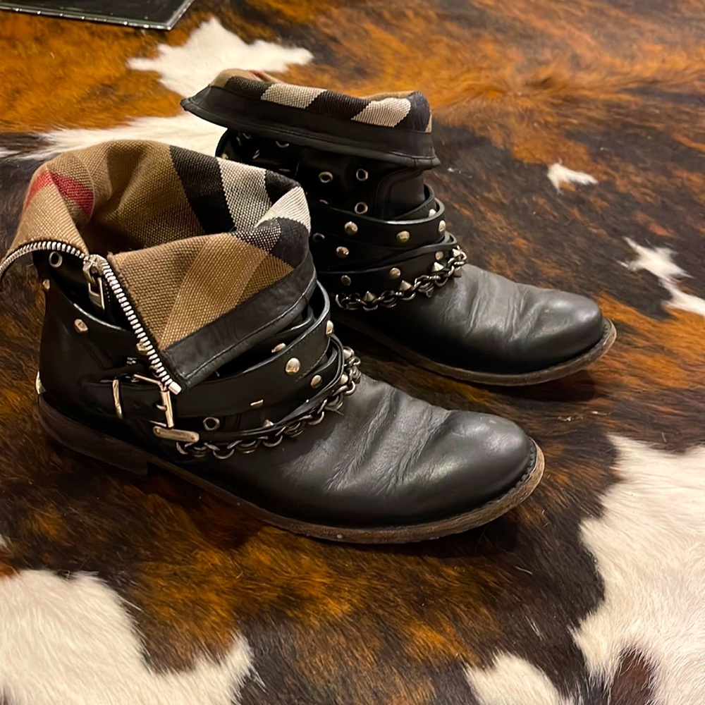 BURBERRY MOTO BOOTS SIZE 40